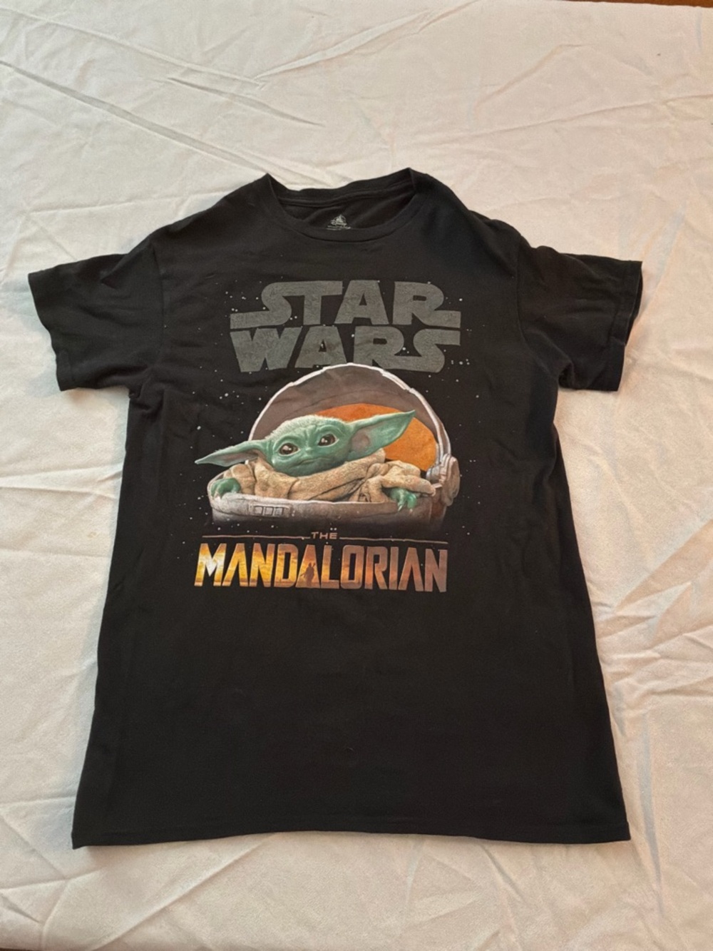 ****** Disney Star Wars Black Short Sleeve Tee with Grogu Graphic ******